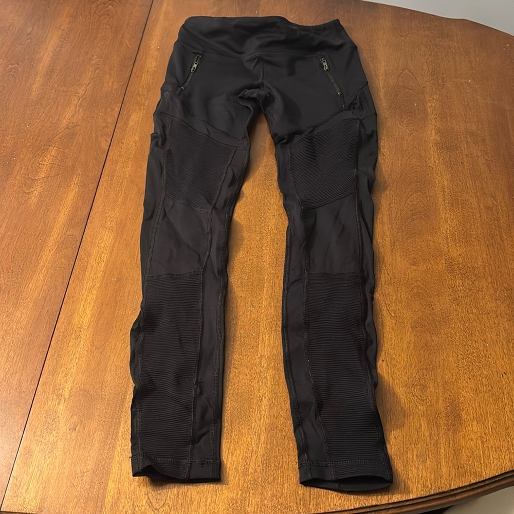 Leggings with mesh panels and zippered pockets